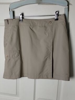 Aria beige casual cargo skort. Medium